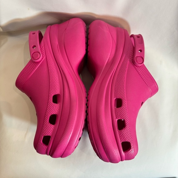 CROCS Sz 8 Bae Sandals Perforated Design Heel Strap Flower Butterfly Sandals - Picture 7 of 15